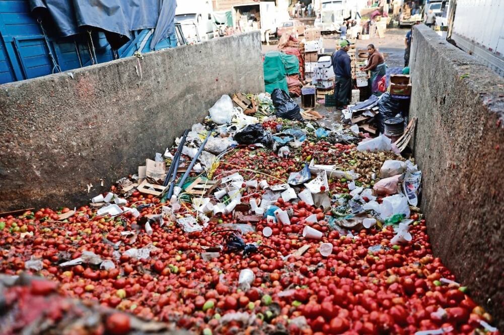 Los vendedores arrojan a los basureros la comida que ya no van a vender (IVÁN STEPHENS. EL UNIVERSAL)