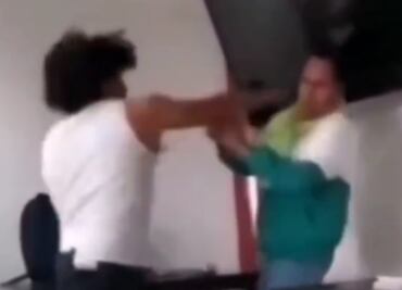 Dan de baja a maestro golpeado por alumno en universidad de Hidalgo; institución asegura que vulneró derechos
