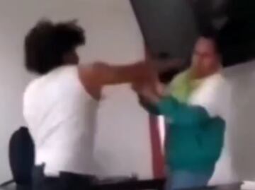 Dan de baja a maestro golpeado por alumno en universidad de Hidalgo; institución asegura que vulneró derechos