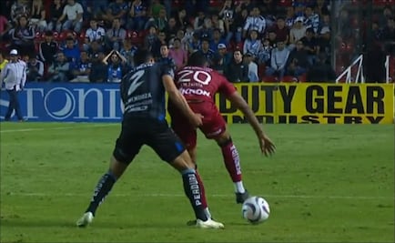 VIDEO: Omar Mendoza fue expulsado por tocarle el trasero a un rival del Atlas en pleno partido