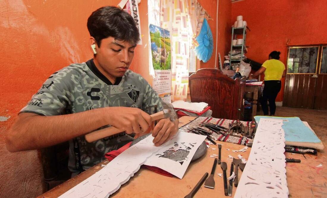 Con una base de plomo, cinceles de distintos tamaños y una paciencia infinita, Sandra y su familia transforman simples hojas de papel china en obras únicas. Foto: Omar Contreras / EL UNIVERSAL