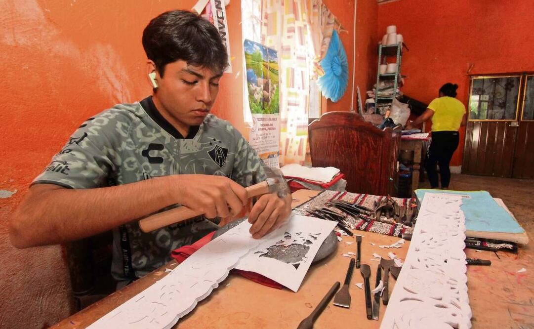 Con una base de plomo, cinceles de distintos tamaños y una paciencia infinita, Sandra y su familia transforman simples hojas de papel china en obras únicas. Foto: Omar Contreras / EL UNIVERSAL
