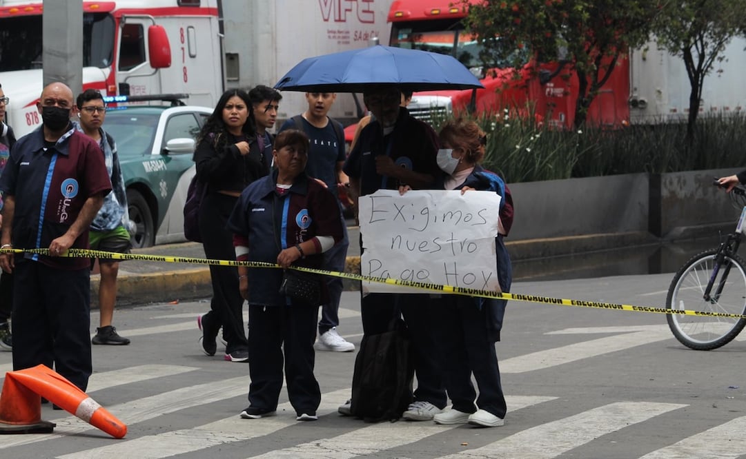 Trabajadores de limpieza del IPN bloquean avenidas por falta de pago. Foto: Juan Carlos Williams e Iván Montaño / EL UNIVERSAL