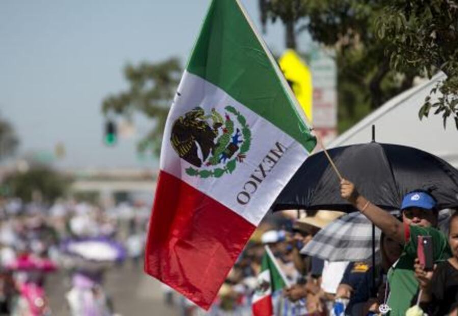 Llaman en desfile de Los Ángeles a sentirse orgullosos de ser mexicanos