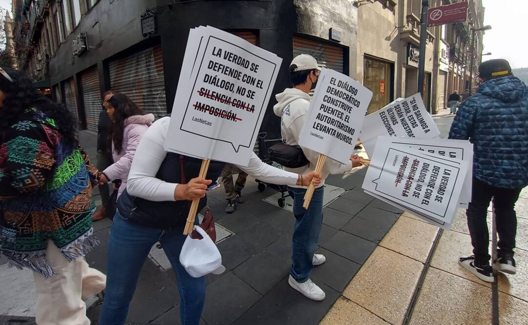 Pancartas con las leyendas "La verdad se defiende con el diálogo y no con la imposición" y "Si no salimos a votar, estas serán tus últimas elecciones". Foto: Antonio López / EL UNIVERSAL