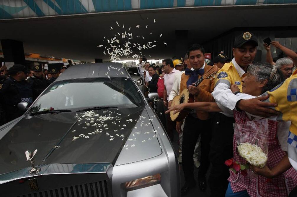 Antes de regresar a Juliantla, el féretro de Joan recorrió Plaza Garibaldi entre fans que le cantaron (ESPECIAL)