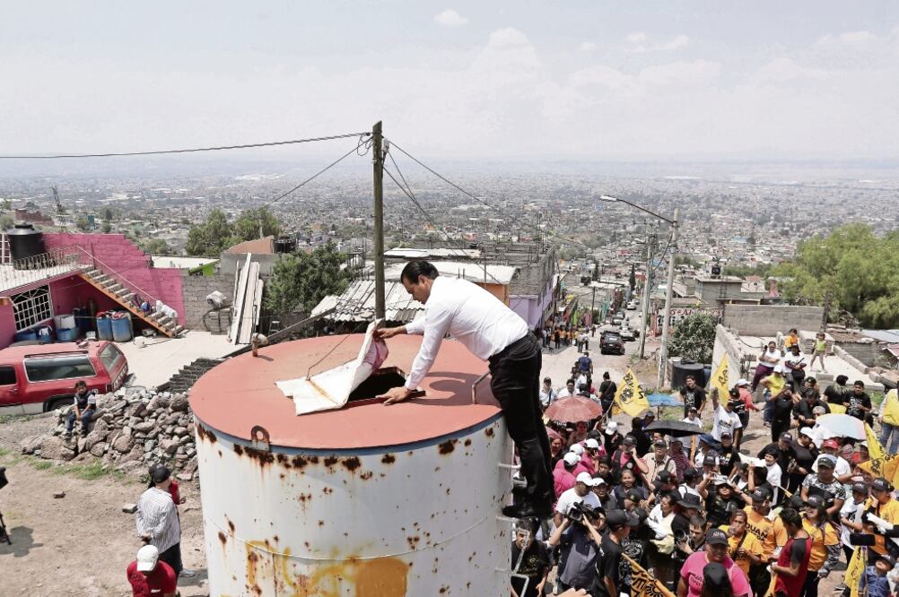 En la parte alta de la colonia Vista Hermosa de Ecatepec, al pie de la Sierra de Guadalupe, desde donde se puede observar parte del municipio más poblado del país. (ALEJANDRO ACOSTA. EL UNIVERSAL)