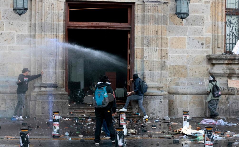 Marcha en Guadalajara provoca que manifestantes iniciaran incendio en el Palacio Nacional (15/11/2025). Foto: AFP