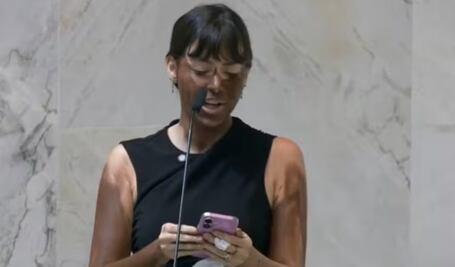 VIDEO: Diputada realiza "blackface" como protesta contra personas trans en Brasil; surgen cuestionamientos por financiamiento racial