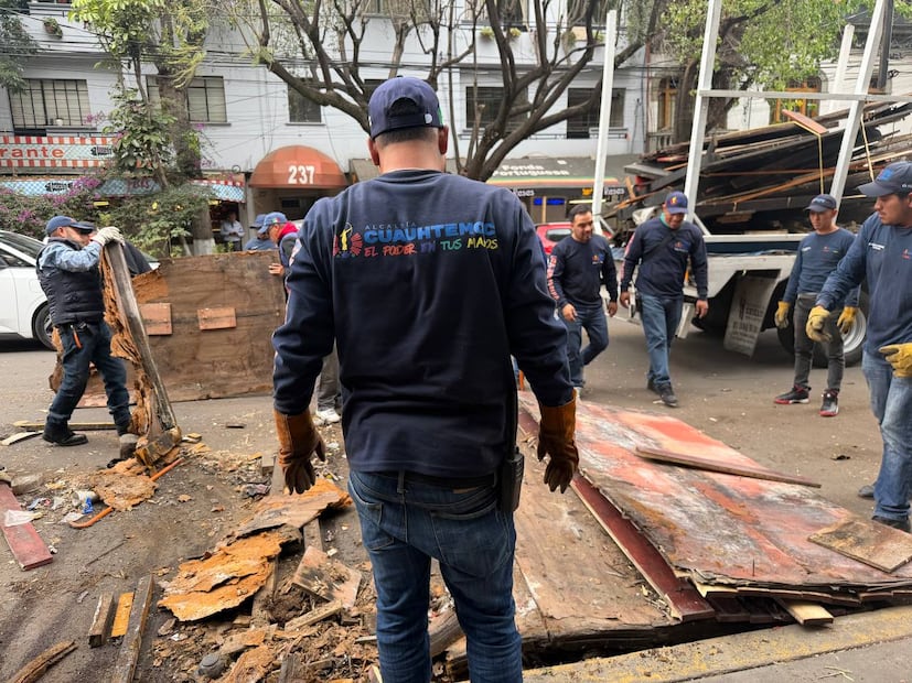 Alcaldía Cuauhtémoc retira pérgolas y bancas de madera en la colonia Roma Norte. (Foto: especal)