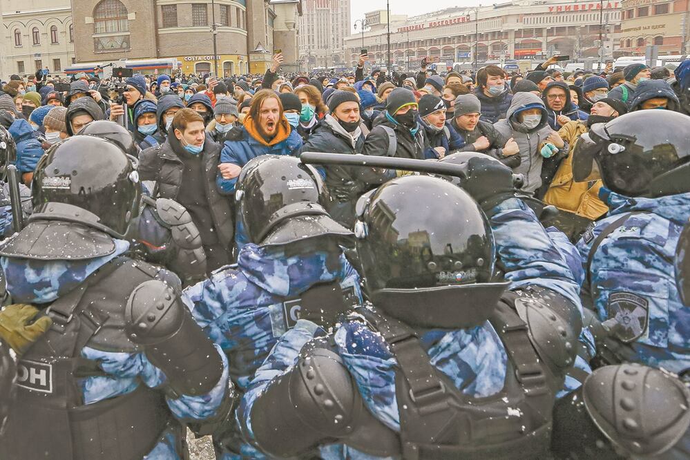 Manifestantes se encaran con la policía, durante una protesta, el pasado 31 de enero, por el encarcelamiento del opositor Alexéi Navalni, en Moscú. Foto: ALEXANDER ZEMLIANICHENKO. AP