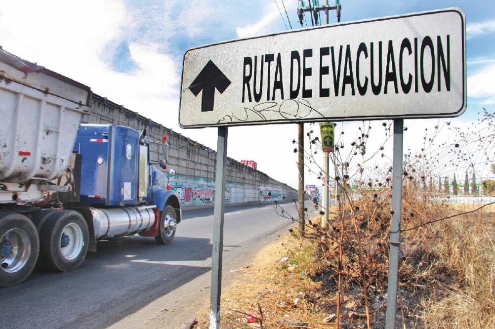 No obstante que por el momento no hay riesgo de alguna erupción, Protección Civil recomienda a la población estar al pendiente de los medios de comunicación donde las autoridades emitirán mensajes al respecto (EMILIO FERNÁNDEZ. EL UNIVERSAL)