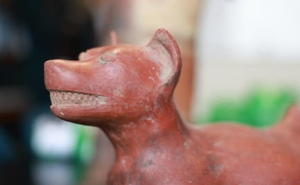 Entregan a México 46 piezas arqueológicas recuperadas en EU, entre ellas, vasijas de perros de estilo Comala