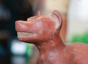 Entregan a México 46 piezas arqueológicas recuperadas en EU, entre ellas, vasijas de perros de estilo Comala