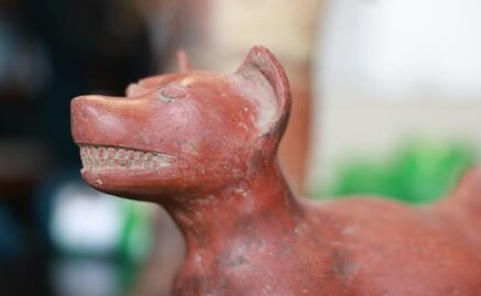 Entregan a México 46 piezas arqueológicas recuperadas en EU, entre ellas, vasijas de perros de estilo Comala