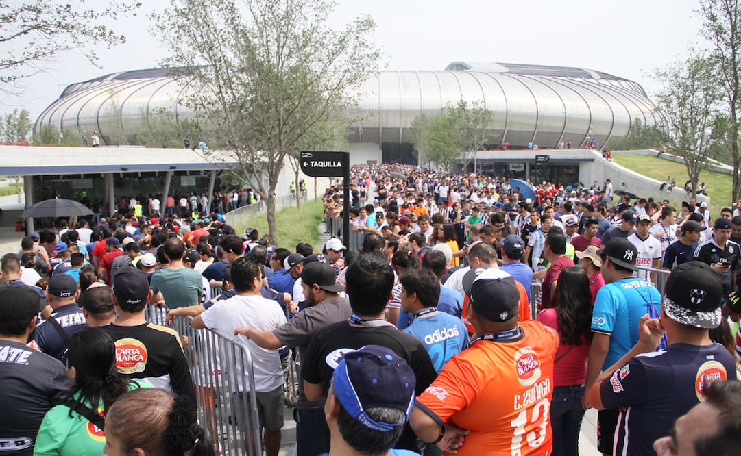 El Estadio BBVA con la gente en las taquillas / Foto: Imago7