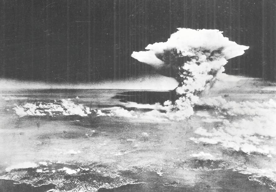 La nube en forma de hongo que se formó tras la explosión de la bomba atómica en Hiroshima, el 6 de agosto de 1945 (AP. ARCHIVO)