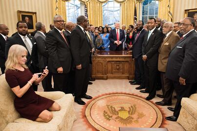 Critican a Kellyanne Conway por subir los pies a sillón del Despacho Oval