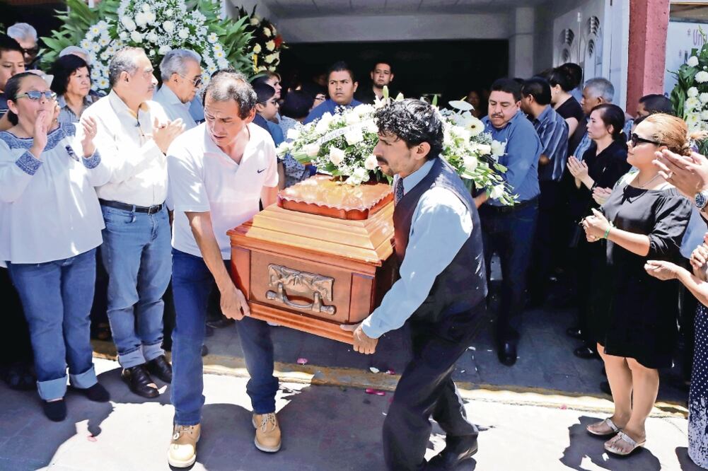 Despido. Familiares trasladan el ataúd de Erika Cázares, regidora del PVEM, asesinada el pasado fin de semana en la Sierra Norte (REUTERS)