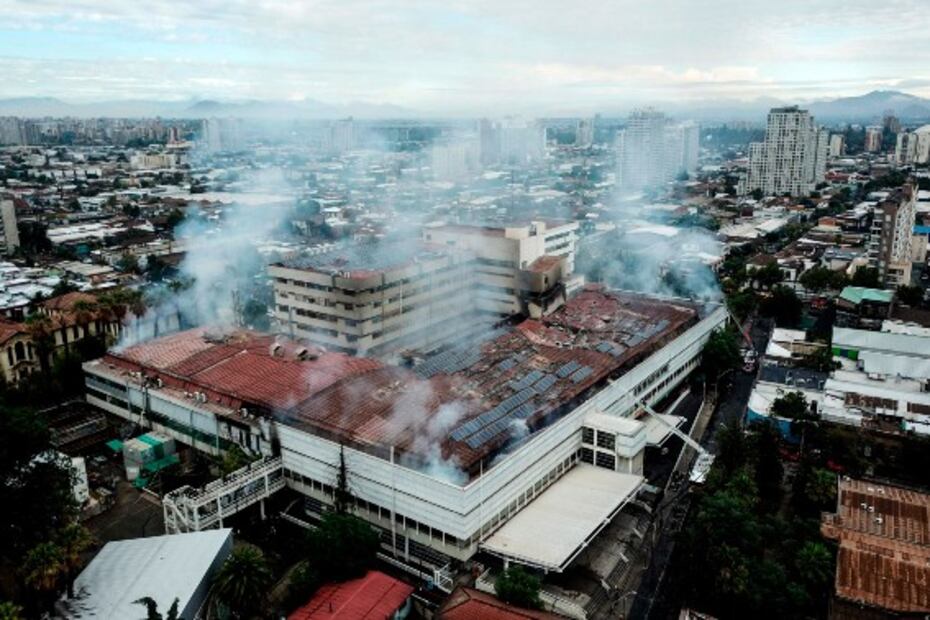 Incendio en hospital de Chile obliga a evacuar a pacientes Covid-19 intubados