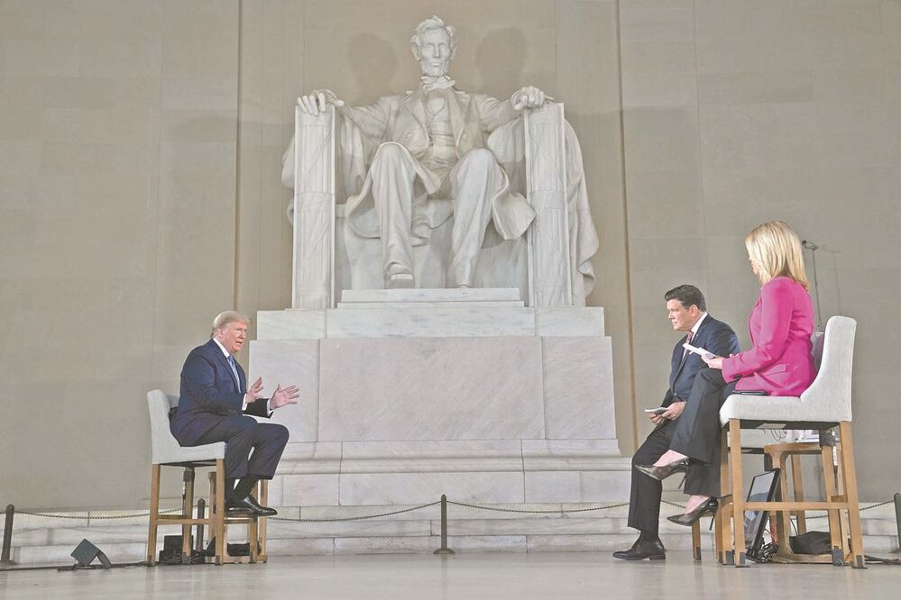 El presidente Donald Trump durante una entrevista con Fox News, enfrente del Monumento a Lincoln, en Washington. El mandatario insistió en que no le molestaría que otro país desarrollara la vacuna contra el coronavirus. Foto: EVAN VUCCI. AP 