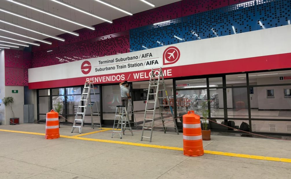 Cambian la señalética en la terminal del tren al AIFA; así se veía antes. | Foto: Arturo Contreras.