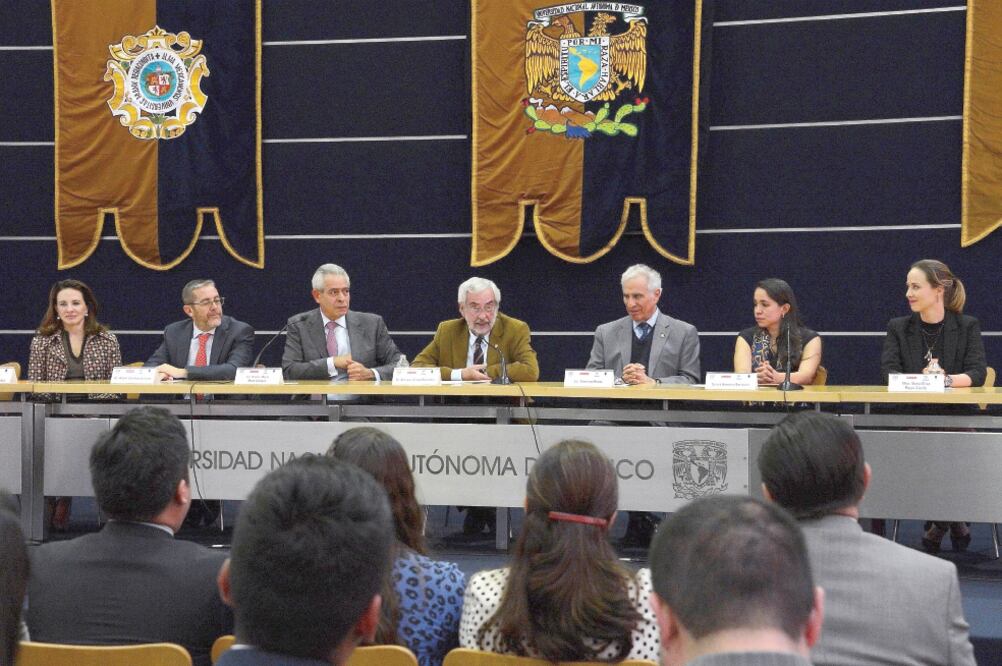 El rector de la UNAM, Enrique Graue Wiechers (centro), alertó que no se sabe cuántos dreamers quieran regresar, qué tantos se pueden amparar ni en qué tiempo sucederá, ni a qué niveles de enseñanza corresponden. (CORTESÍA)