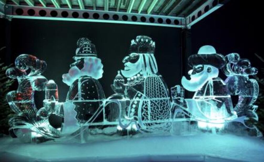 Convierten toneladas de hielo en enormes esculturas