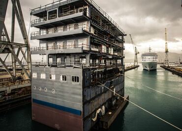 Un barco fue partido a la mitad con láser