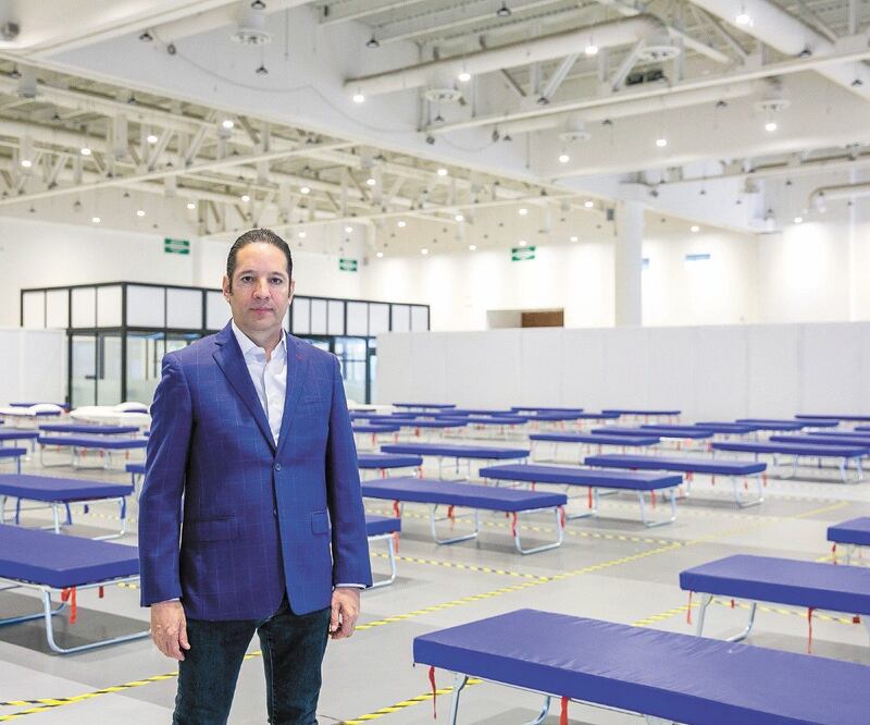 El gobernador queretano Francisco Domínguez Servién recorrió ayer las instalaciones del Querétaro Centro de Congresos, el cual fue remodelado para atender a pacientes con coronavirus que no necesiten hospitalización. Foto: Especial