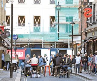 España confina; en Reino Unido inundan pubs