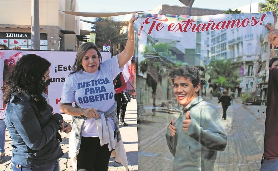 La señora Norma, familiares y amigos de Roberto llevaron pancartas para pedir justicia- Foto: Especial