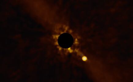 El primer video de un exoplaneta orbitando su estrella
