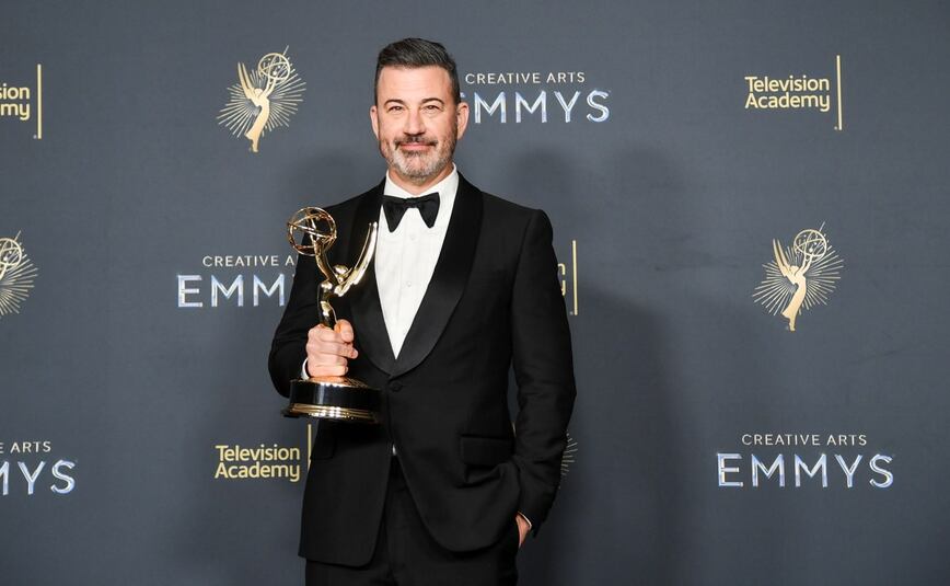 Jimmy Kimmel junto al premio Emmy por el programa "Who Wants to Be a Millionaire". (17/09/25) Foto: AP