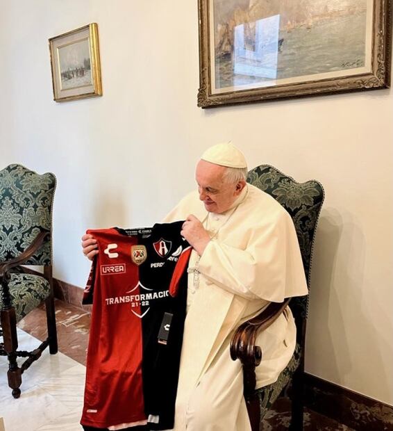Papa Francisco presume sus playeras del Atlas y Santos