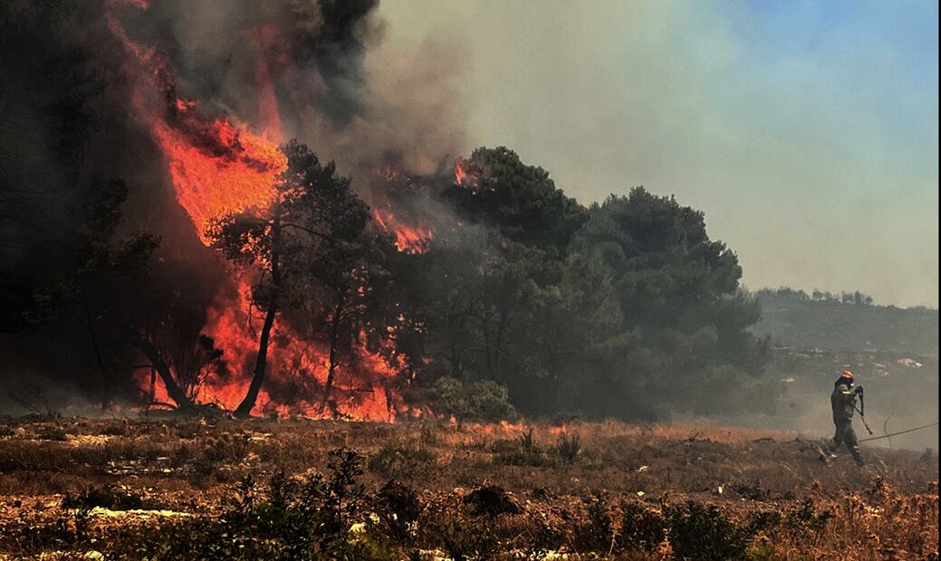 Un bombero combate un incendio forestal cerca del pueblo de Agalas, en la isla de Zante, Grecia, el 12 de agosto de 2025. Foto: EFE