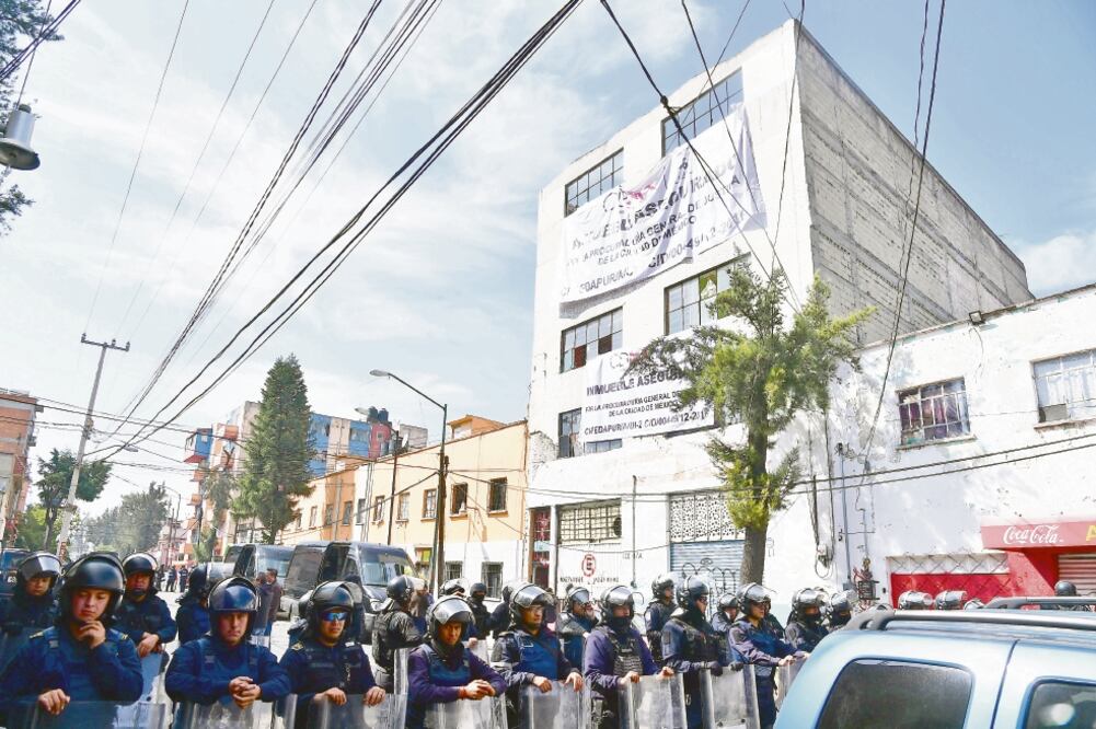 Al sitio llegaron 50 elementos del Grupo Especial de Reacción e Intervención (GERI), cuatro policías de investigación, dos ministerios públicos y 200 policías para sacar a las personas que habitaban el inmueble. (HUGO GARCÍA. EL UNIVERSAL)