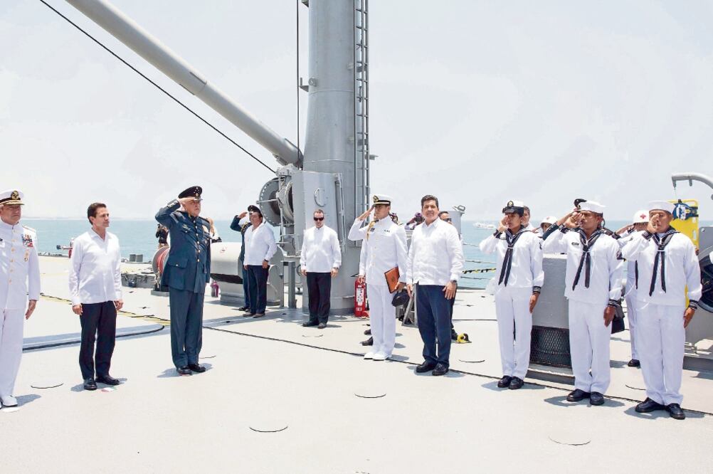 En el marco de la celebración por el Día de la Marina, el presidente Enrique Peña Nieto aseguró que la Secretaría de Marina es el eje articulador de toda la estrategia del desarrollo marítimo en México. Foto: PRESIDENCIA