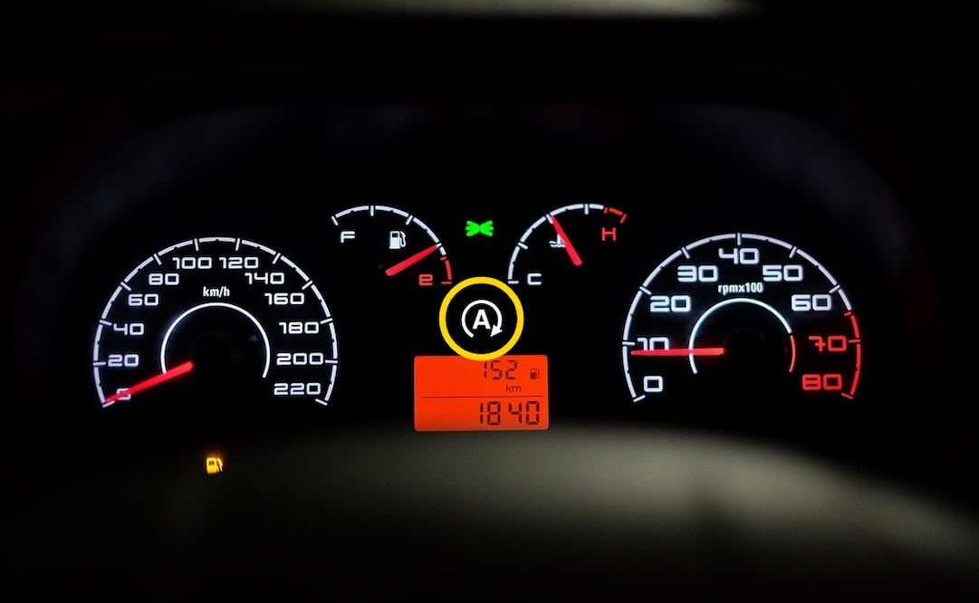El testigo con forma de letra A comúnmente se incluye en automóviles modernos. Foto: Unsplash