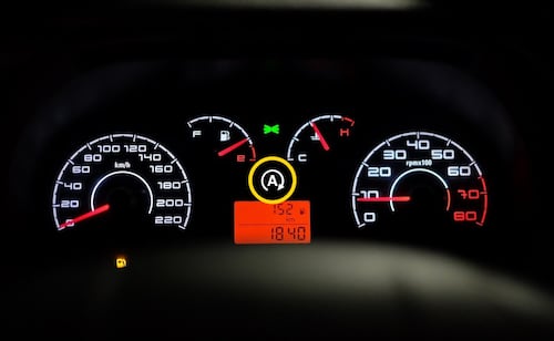 Qué significa el testigo de una A en el tablero de mi auto