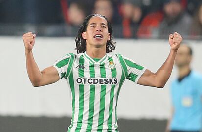 Maravilloso debut goleador de Diego Lainez