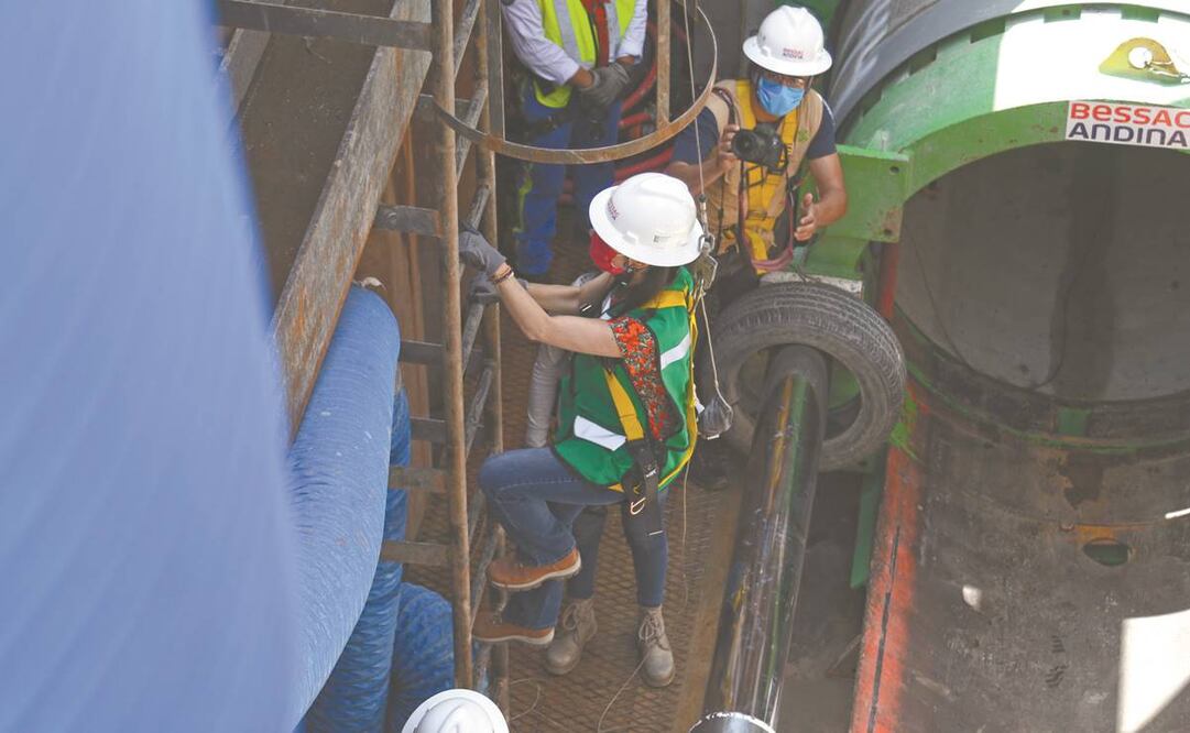 La mandataria capitalina, Claudia Sheinbaum, utilizó un arnés de seguridad para bajar a la excavación y verificar la obra. Foto: CARLOS MEJÍA. EL UNIVERSAL