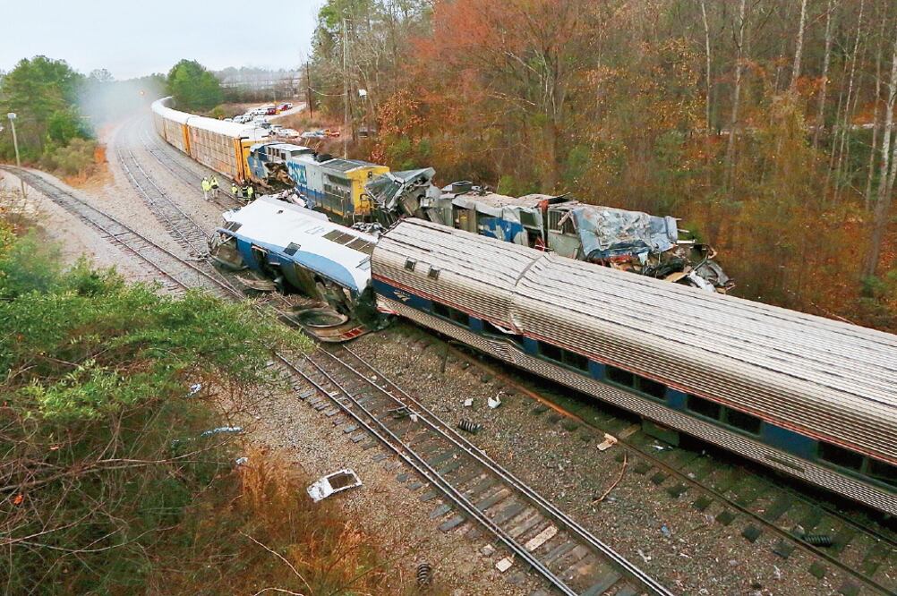 Las autoridades investigaban ayer las causas del choque entre un tren de pasajeros y uno de carga cerca de Cayce, en Carolina del Sur. (AP)