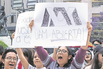 Por huelga en la UAM, maestros se convierten en choferes de Uber