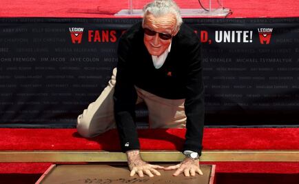 Stan Lee plasma sus huellas en Hollywood