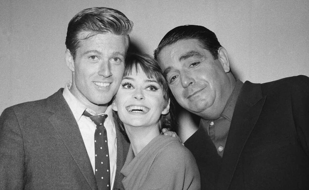 Los actores, de izquierda a derecha, Robert Redford, Elizabeth Ashley y Kurt Kaznar aparecen detrás del escenario en la noche del estreno de su obra de comedia "Barefoot in the Park", dirigida por Mike Nichols, en Nueva York el 23 de octubre de 1963. 
Foto: AP/Marty Lederhandler, archivo.