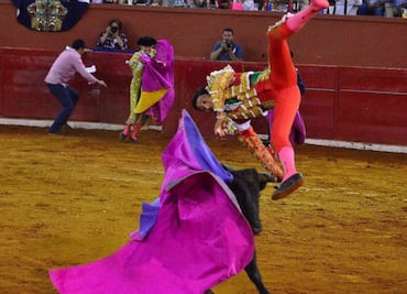 Video. Dan aparatosa cornada a torero en SLP