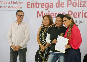 Evelyn Salgado entrega pólizas de seguro de vida a mujeres periodistas de Acapulco