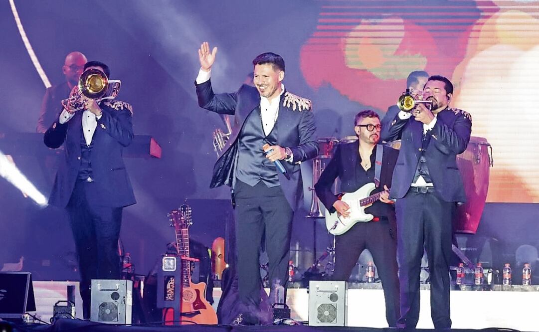 Los cantantes de la agrupación sinaloense invitaron al público a entonar juntos los temas de su repertorio. Foto: Gabriel Pano | El Universal