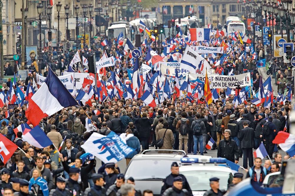 Seguidores de Marine Le Pen, la líder del derechista Frente Nacional de Francia, en la tradicional marcha del primero de mayo, en París, en 2013 (AP. ARCHIVO)